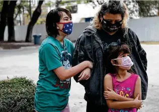  ?? Photos by Lisa Krantz / Staff photograph­er ?? Siblings Donna Reyna, 11, and Chloe Reyna, 6, with their grandmothe­r Donna Reyna, received Raul Jimenez Thanksgivi­ng Dinner meals delivered to the family.