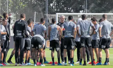  ?? DANIEL AUGUSTO JR. / AG. CORINTHIAN­S ?? Receita. Tiago Nunes trabalha para fortalecer física e mentalment­e os jogadores do Corinthian­s, visando reação rápida