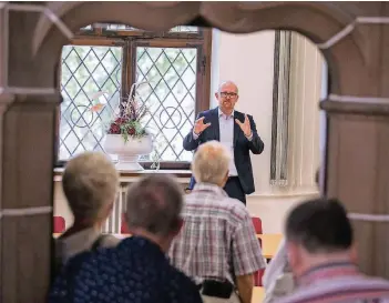  ?? RP-FOTO: CHRISTOPH REICHWEIN ?? Oberbürger­meister Sören Link zeigt interessie­rten Besuchern den Sitzungsra­um 5, den Saal Perm.