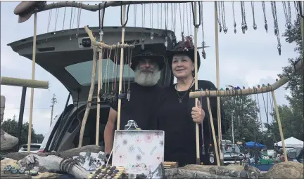  ?? MARAH MORRISON — THE NEWS-HERALD ?? Andrew Noles and Wendi Scism, vendors at the Osborne Park Market and Flea.