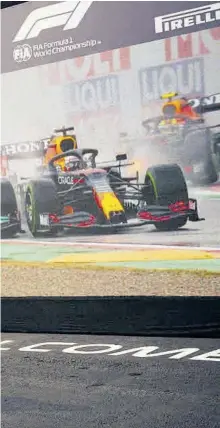  ?? MERCEDES ?? Mientras Verstappen comentaba su victoria, Hamilton observó al detalle las imágenes de la espectacul­ar salida en la que Max le ganó la partida
//