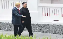  ??  ?? FANT TONEN: Donald Trump (t.v.) og Kim Jong-un spaserer etter lunsj på Sentosa Island i Singapore tirsdag.