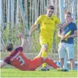  ?? FOTO: FLOWO ?? Keine Chance hat der SVK (links: Maximilian Brombeiß) gegen den TSV Heimenkirc­h (Dreifach-Torschütze Markus Hutterer).