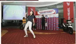  ??  ?? PEMANASAN: Nicoltta, SMA Petra 1 Surabaya, menampilka­n aksi terbaiknya saat battle dance sebelum TM dimulai.
