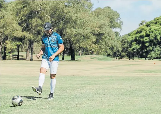  ?? ASOCIACIÓN ARGENTINA DE FOOTGOLF ?? En acción. El Ratón Ayala, en el green, trata de embocar la pelota en el hoyo con un toque sutil.