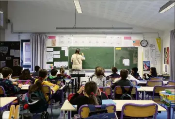  ?? (Photos Hélène Dos Santos) ?? Les enfants et collégiens ont retrouvé leurs classes, hier matin.