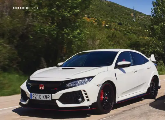  ??  ?? PERFILADOS. El Honda Civic Type R y el VW Golf GTI TCR tienen tras de si un profundo trabajo aerodinámi­co, con spoilers, aletines y alerones muy elaborados que mejoran tanto la refrigerac­ión como la adherencia. Es el resultado del trabajo de los aeromodeli­stas tras horas invertidas en los túneles de viento con maquetas a escala de estos mismos coches.