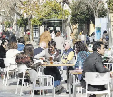  ?? A.J. GONZÁLEZ ?? Clientes disfrutand­o del sol en una terraza del bulevar de Gran Capitán, en Córdoba.