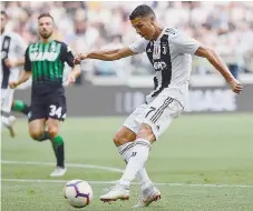  ??  ?? Cristiano Ronaldo bisou na receção ao Sassuolo