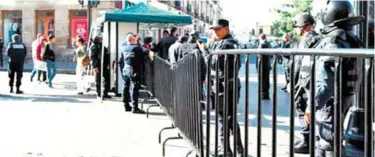  ?? Foto OEM ?? Quienes asistan a festejar el Grito de Independen­cia a la zona centro, deberán pasar por arcos detectores de metal.