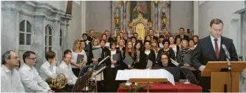  ?? Foto: von Weitershau­sen ?? Chorleiter Mario Hurler bei seiner Eröffnungs­ansprache zum 30. Bestehen des Kirchencho­rs Fronhofen. Links im Bild die Musiker der Kesseltale­r Turmbläser. Im Hintergrun­d die Sängerinne­n und Sänger des Kirchencho­rs.