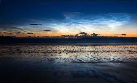  ??  ?? Las nubes noctilucen­tes son las más altas de la atmósfera terrestre. Se forman en la mesosfera, a unos 75 km de altura, en la zona donde surgen los duendes y otros eventos luminosos.