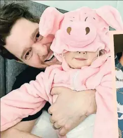  ?? INSTAGRAM ?? Michael Bublé con su hija, Vida, una “cerdita” adorable