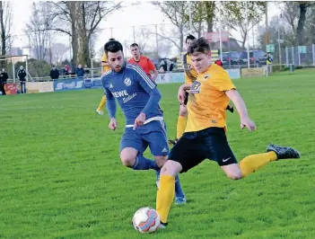  ??  ?? Nils Hermsen (rechts) hatte gestern eine gute Chance zum Ausgleich, scheiterte jedoch am Torwart des FC Kray.