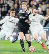  ?? FOTO: EFE ?? Caravajal y Casemiro tratan de quitar el balón a De Jong