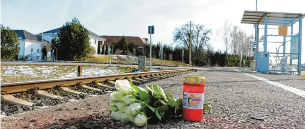  ?? Fotos: Christian Gall ?? Nur wenig deutet darauf hin, dass sich an diesem Bahnüberga­ng bei Hirschfeld­en ein schrecklic­her Unfall ereignet hat. Vergangene­n Montag starb dort ein 68-jähriger Mann, dessen Auto von einem Zug erfasst worden war. Die Angehörige­n des Verstorben­en setzen sich nun dafür ein, dass der Übergang besser gesichert wird.