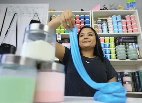  ?? RENÉ JOHNSTON/TORONTO STAR ?? Toronto’s Alyssa Jagan makes slime at home and sells it on Etsy. The 15-year-old shares her creations daily with her 650,000-plus YouTube followers and has a book coming out this fall.