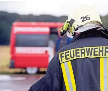  ?? FOTO: DPA ?? Auf die Einsätze der Feuerwehr hatte Corona wenig Einfluss, wohl aber auf das Gemeinscha­ftsgefühl.