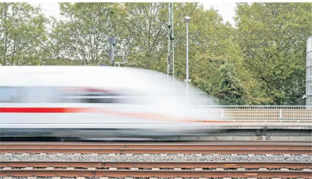  ?? FOTO: CHRIS EMIL JANSSEN/IMAGO ?? Ein ICE der Deutsche Bahn durchfährt den Bahnhof Siegburg-Bonn.