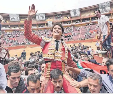  ?? RAFA ALCAIDE ?? Andrés Roca Rey, a hombros de los capitalist­as, camino de la puerta grande de la plaza cordobesa de Los Califas.