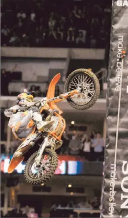  ?? Patrick T. Fallon
Los Angeles Times ?? RONNIE RENNER SHATTERS the world record in the Moto X Step Up final at Staples Center. He cleared 47 feet, 10 feet higher than the old mark.