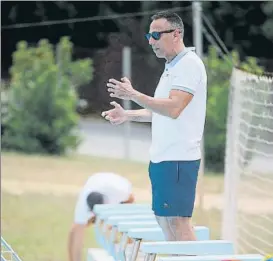  ?? FOTO: PERE PUNTÍ ?? El selecciona­dor, David Martín, aprovechó el partido para foguear a los jóvenes