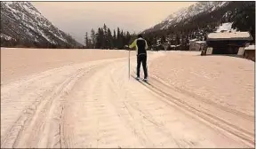  ??  ?? Des promeneurs ont pu collecter quelque 200 échantillo­ns de neige teintée.