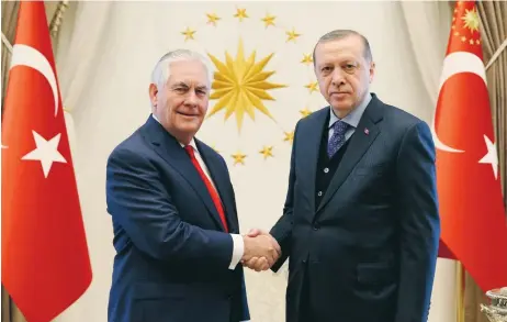  ?? FOTO: AP ?? Turkietbes­ök. I går var USA:S utrikesmin­ister Rex Tillerson (till vänster) i Ankara för överläggni­ngar med Turkiets president Recep Tayyip Erdogan. I dag debuterar Tillerson i Natosamman­hang när han ska få försvarsal­liansens medlemmar att öppna sina...