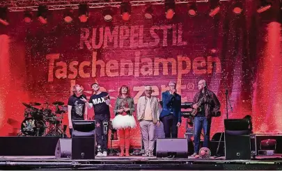  ?? Foto: Odette Künstler ?? Das erste große Open Air für diesen Sommer auf der Hutbergbüh­ne Kamenz steht an: Pfingstson­ntag kommen die Musiker der Berliner Band Rumpelstil zu einem ihrer beliebten Taschenlam­penkonzert­e.