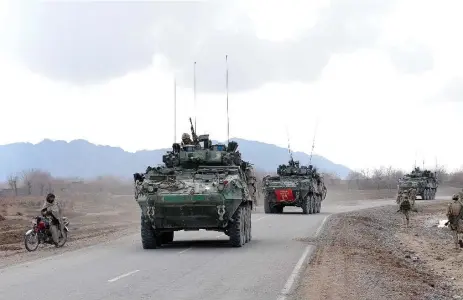  ?? CPL ANDREW SAUNDERS PHOTO ?? A convoy of Light Armoured Vehicles on patrol in the Pashmul North district of Afghanista­n in 2009.