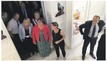  ??  ?? Parmi les offres touristiqu­es proposées localement, la secrétaire d’Etat Martine Pinville a découvert l’incontourn­able Musée Christian Dior de Granville.