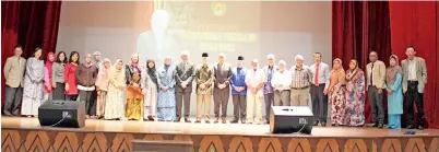  ??  ?? PROF Dr Hatta merakam gambar kenangan bersama penulis-penulis Sabah.