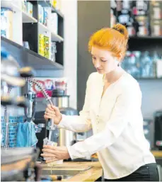  ?? FOTO: IMAGO IMAGES ?? Verkäuferi­n in einem Coffeeshop: Vielen Arbeitnehm­ern wird das Kurzarbeit­ergeld in Höhe von 60 Prozent des Nettolohns für ihren Lebensunte­rhalt nicht reichen, befürchtet der DGB.