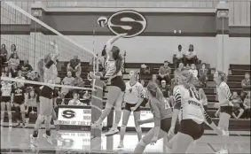  ?? Adam Dortch ?? Sonoravill­e’s Amber Sparkman goes up for a kill against Calhoun in volleyball action this week.