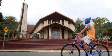  ?? RAFAEL PACHECO ?? León Cortés. La parroquia San Pablo Apóstol, en San Pablo, es un ícono de la ciudad, donde el jueves había poca gente y los pocos, protegidos. Solo un caso se ha dado en este cantón.