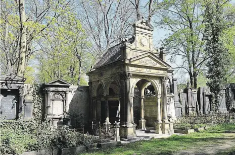  ?? Část hrobek a náhrobků Nového židovského hřbitova restauráto­ři zachránili díky grantu z Islandu, Lichtenšte­jnska a Norska. Foto: ČTK ??