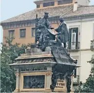  ??  ?? La Plaza Isabel la Católica retrata el momento en que la soberana entrega a Cristobal Colón las credencial­es de Almirante.