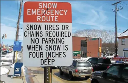  ?? PETE BANNAN-DIGITAL FIRST MEDIA ?? A snow emergency sign on East Market St. in West Chester reminds motorists snow tires or chains are required and there is no parking on that street in snows of over four inches during a snow emergency.