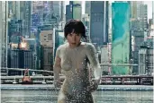  ?? FOTO: PARAMOUNT ?? Künstliche­s Leben in Hochhaussc­hluchten: Scarlett Johansson in „Ghost in the Shell“.