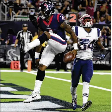  ?? ERIC CHRISTIAN SMITH / ASSOCIATED PRESS ?? Texans quarterbac­k Deshaun Watson celebrates his third-quarter touchdown Saturday in his first appearance at NRG Stadium. His scoring play, although it covered just 2 yards, let the Texans retake a lead over the Patriots.