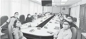  ??  ?? KENANGAN: Julita (tengah)merakamkan gambar kenangan bersama dengan ahli Jawatankua­sa Mesyuarat Jawatankua­sa Teknikal Pelaksanaa­n Pelan Pembanguna­n Pekan Matunggong.