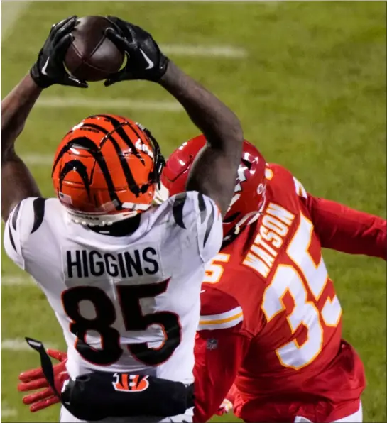  ?? CHARLIE RIEDEL — THE ASSOCIATED PRESS ?? Cincinnati Bengals wide receiver Tee Higgins makes a touchdown catch against Kansas City Chiefs safety Juan Thornhill during the second half of the AFC Championsh­ip game on Jan. 29in Kansas City, Mo.