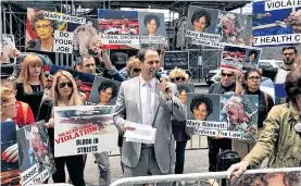  ??  ?? Varios activistas defensores de los animales en la protesta ayer frente a la sede del Departamen­to de Salud de la ciudad de Nueva York./CORTESÍA.