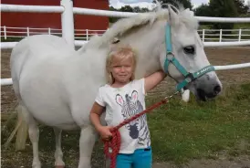  ?? Bild: KARIN CARLSSON ?? EM-BESÖK. Fanny Ålander, 6 år, tycker om ponnyn Bill, men i nästa vecka får hon se större hästar än så.