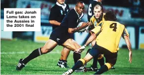  ??  ?? Full gas: Jonah Lomu takes on the Aussies in the 2001 final