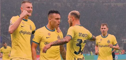  ?? ?? Pioggia di gol a San Siro Da sinistra gli interisti Skriniar, Martinez, Dimarco e Barella dopo il terzo dei sei gol al Bologna, segnato da Lautaro