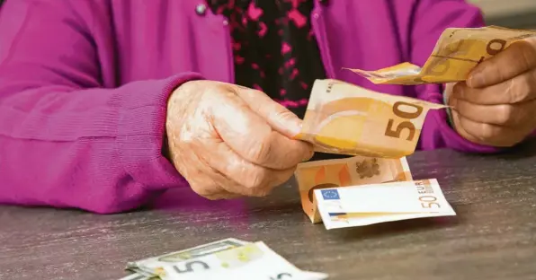  ?? Foto: Christin Klose, dpa ?? Rentner müssen oft sparsam haushalten.