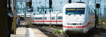  ?? Foto: Daniel Reinhardt, dpa ?? Ein Intercity-express der Deutschen Bahn fährt in den Hauptbahnh­of in Frankfurt am Main. Für Bahnreisen­de in ganz Deutschlan­d soll in den nächsten Jahren ein grundlegen­d neues System aufgebaut werden.