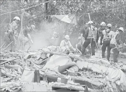  ?? Mamahua Foto Carlos Ramos ?? Continúan las intensas labores de rescate y limpieza en el multifamil­iar de calzada de Tlalpan