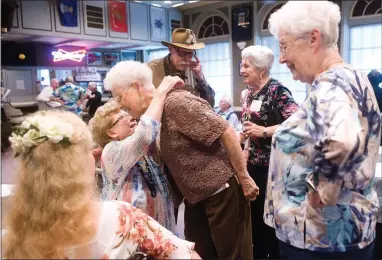  ?? RECORDER PHOTOS BY CHIEKO HARA ?? Members of the Portervill­e High School Class of ‘53 greet each other Saturday, Oct. 6at their 65th class reunion at the Elks Lodge in Portervill­e.